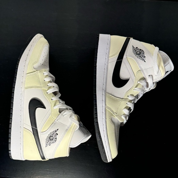 Air Jordan 1 Mid 'Coconut Milk' Size Women’s 10/Men’s 8.5 - Picture 4 of 9